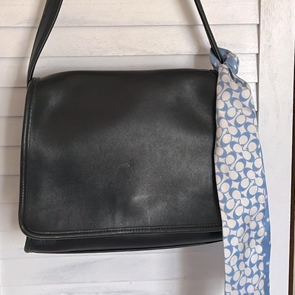 Coach Black Leather Shoulder Bag Sleek Design